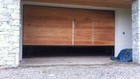 Porte de garage sectionnelle bois avec portillon